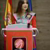 alumna graduada hablando en atril - 3814