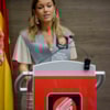 alumna graduada hablando en atril - 3816