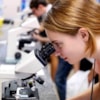 alumna mirando por microscopio
