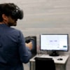 chico viviendo experiencia realidad virtual