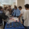 mesa de emprendedores con alumnos