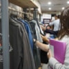alumnos mirando ropa club emprendedores