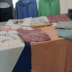 mesa con camisetas club emprendedores