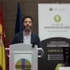 emprendedor hablando en atril