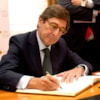 presidente de Bankia firmando libro