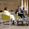 presidente Bankia sentado dando conferencia