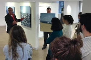 El pintor norteamericano Steve Lyons, con los alumnos de Historia del Arte