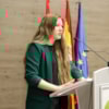 alumna erasmus hablando atril