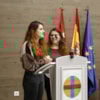alumnas erasmus hablando atril