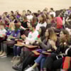 alumnos erasmus CEU graduados aplaudiendo