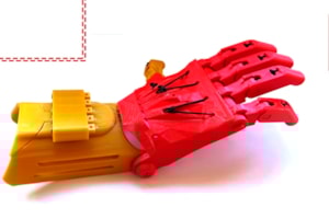 La Escuela Politécnica Superior construye una prótesis de mano para un niño de seis años