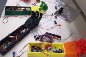 Alumnos construyen dispositivos biónicos durante un curso de verano