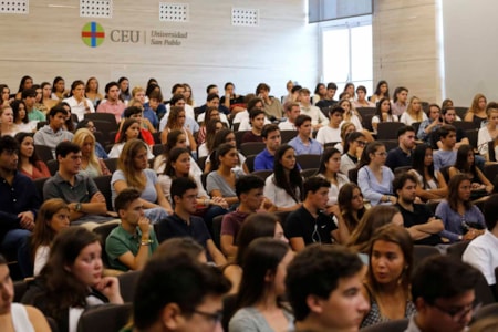 Bienvenida alumnos Aula Magna CEU