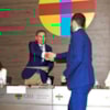 Tomas Chivato entrega diploma CEU