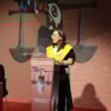 Mujer Atril Discurso Master Apertura