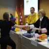 Rosa Visiedo entrega diploma alumna