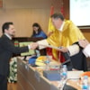 Tomas Chivato entrega diploma alumno