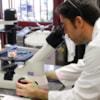Profesor microscopio laboratorios Farmacia CEU