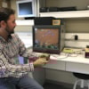 Profesor con consola y videojuegos