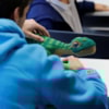 Alumno con dinosaurio sistema tecnologico