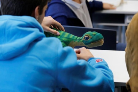 Alumno con dinosaurio sistema tecnologico