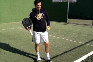 Un alumno del CEU une hobby y emprendimiento desarrollando una marca de palas de pádel personalizadas