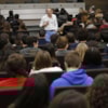 Aula magna llena de alumnos