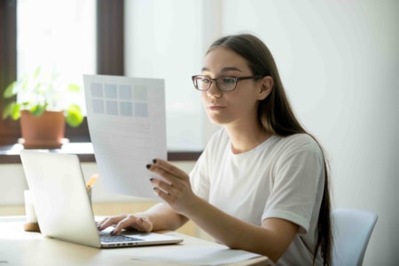 niña estudiando