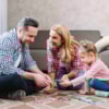 Padres e hija jugando juntos