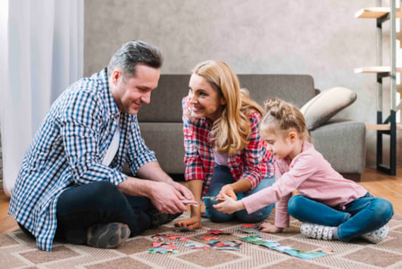 Padres e hija jugando juntos