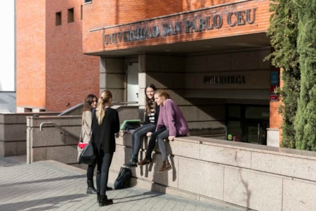 Alumnas entrada biblioteca CEU USP