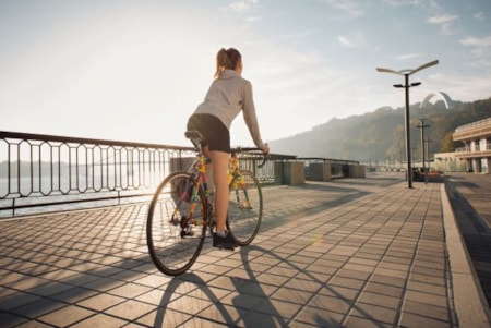 Chica en bicicleta