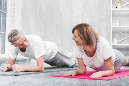 Personas mayores haciendo ejercicio fisico