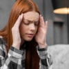 chica con dolor de cabeza