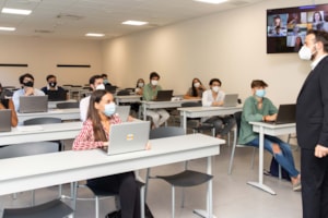 Las Universidades CEU ofrecen un modelo que permite la presencia física y digital interactiva gracias a la tecnología de LG
