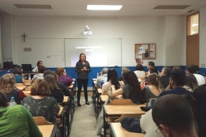 Los cuidadores de personas mayores deben ser sanos psicológicamente, según una experta en Psicología Clínica