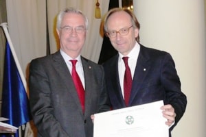 Charles Powell recibe la Orden de la Estrella de Italia